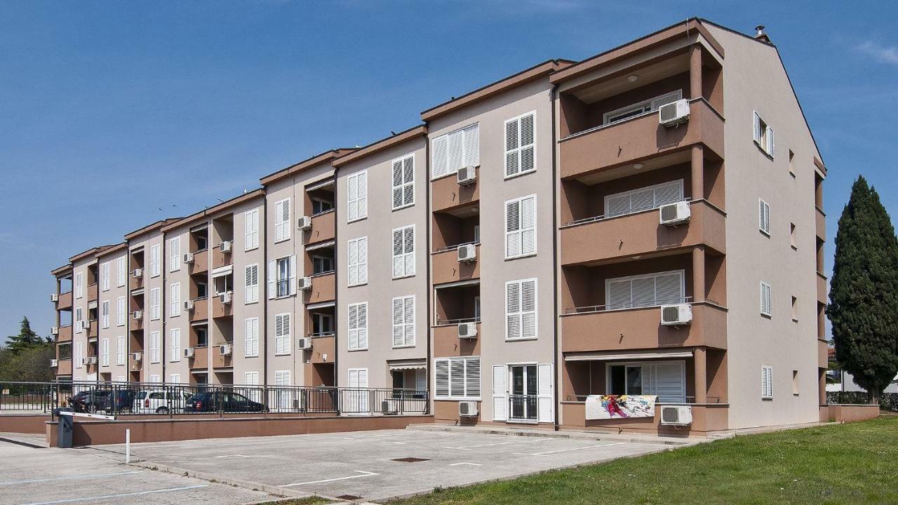 Pr Apartment Fazana Luaran gambar